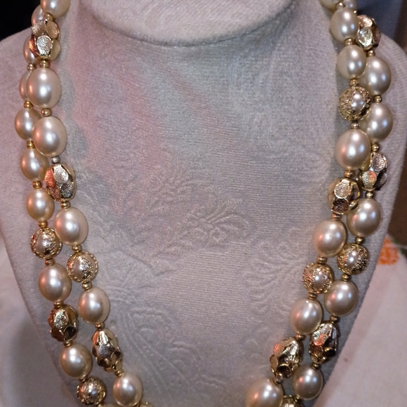 Elegant Gold and Cream Pearl Necklace - Picture 1 of 2